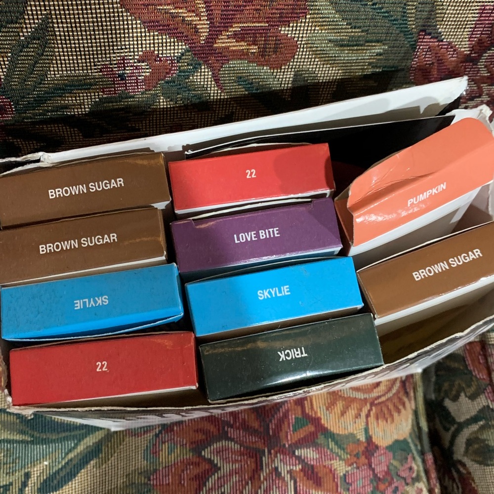 Kylie lipgloss (liquid lipstick and lip liner)